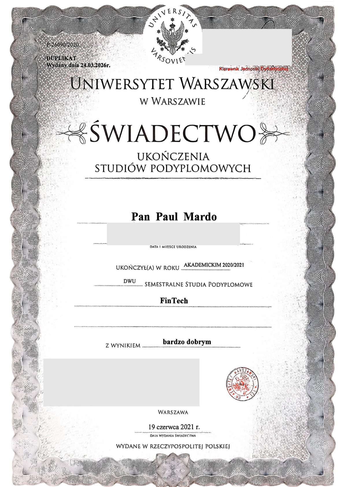 Świadectwo ukończenia studiów podyplomowych FinTech na Uniwersytecie Warszawskim. Data urodzenia i nazwiska osób z uczelni są zasłonięte.